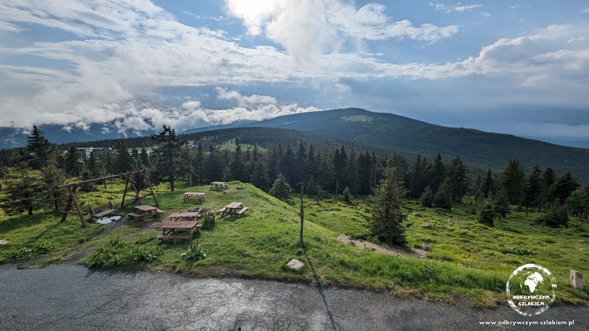 Poranny widok na Karkonosze spod schroniska „Odrodzenie”