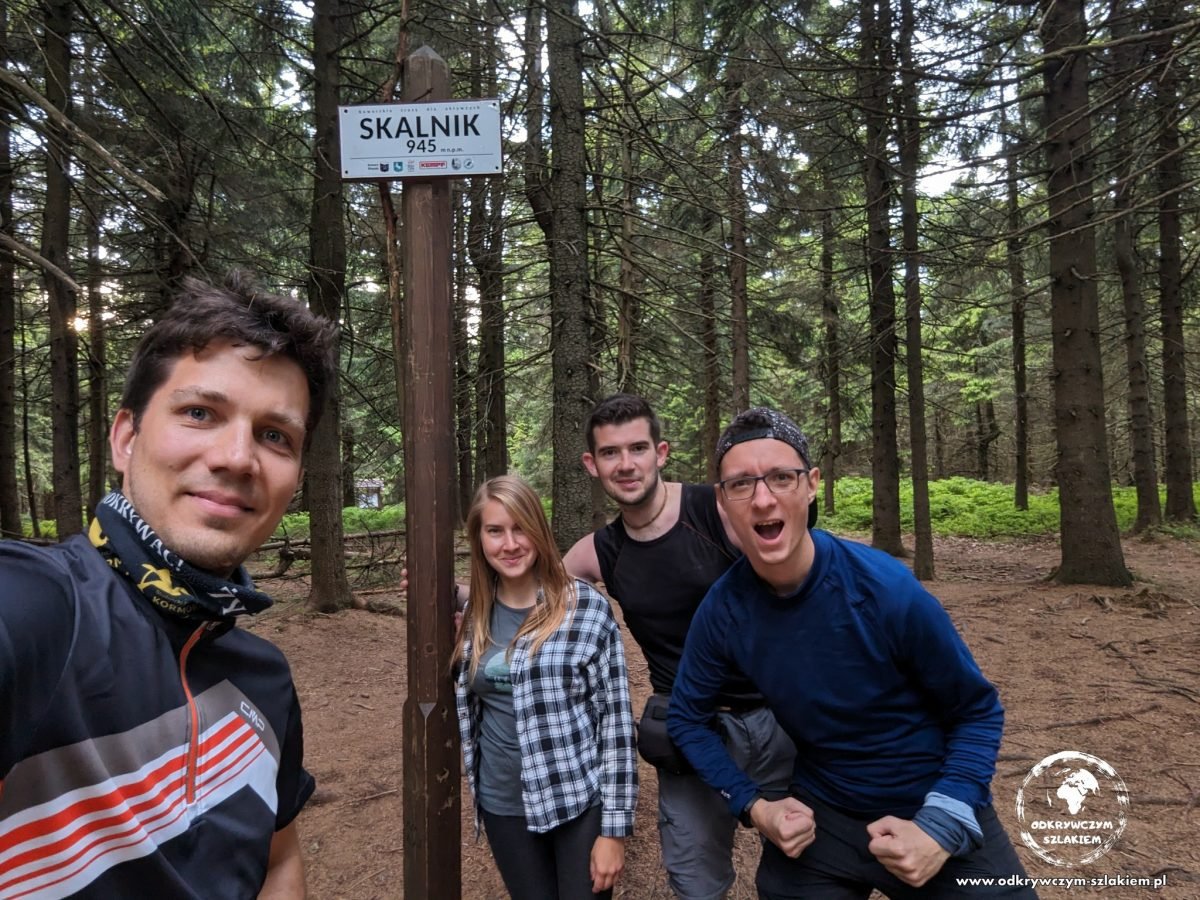 Pamiątkowe zdjęcie we czwórkę przy tabliczce na szczycie Skalnika (945 m n.p.m.) w Rudawach Janowickich