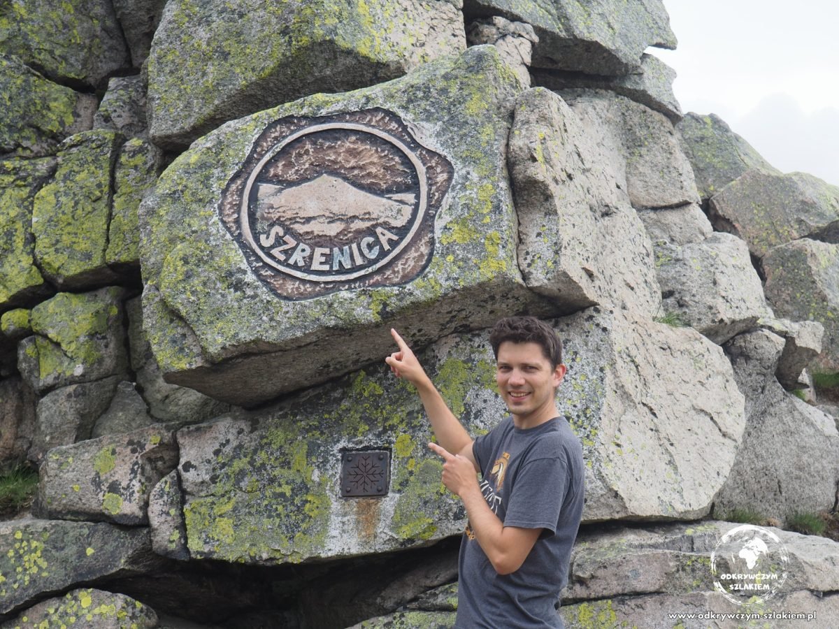 Kamienna tablica z napisem „Szrenica” na szczycie (1362 m) w Karkonoszach
