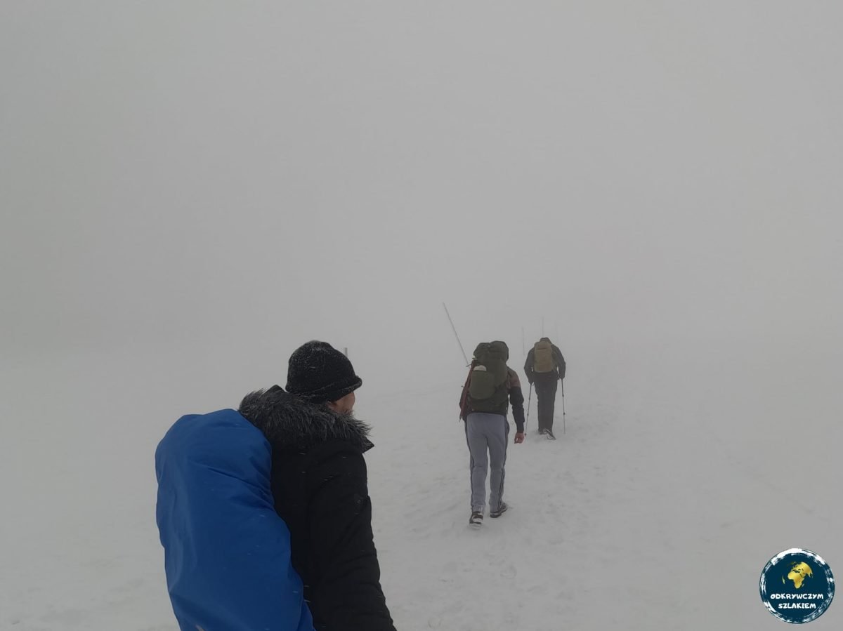 W drodze do schroniska na Hali Szrenickiej w gęstej mgle