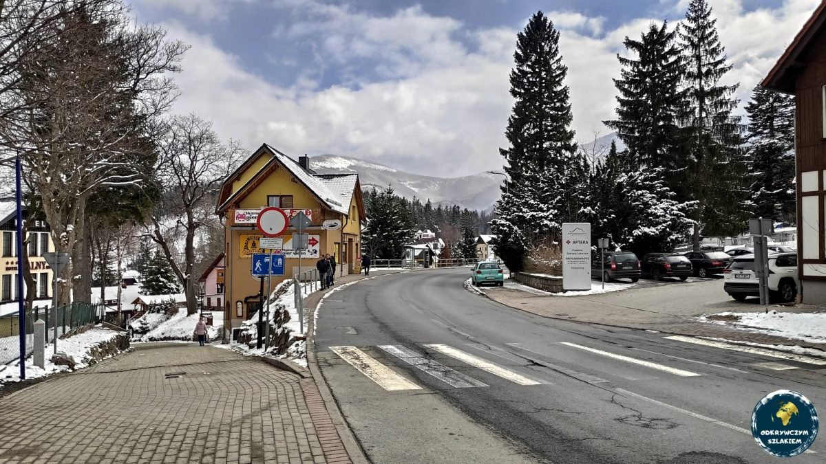 Ulica w Karpaczu w słońcu, dzień po zejściu z gór