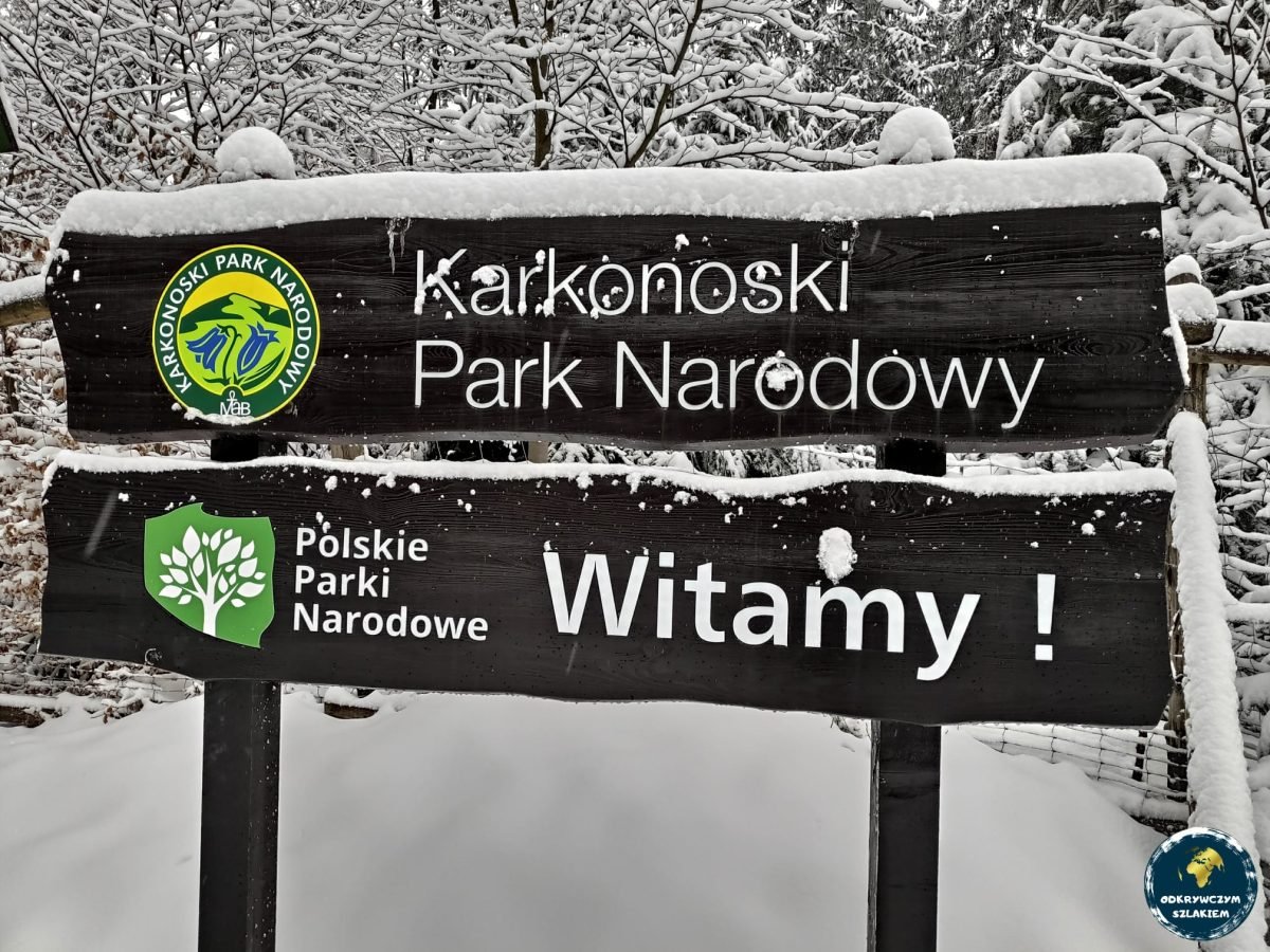 Tablica Karkonoskiego Parku Narodowego przy wejściu od strony Szklarskiej Poręby