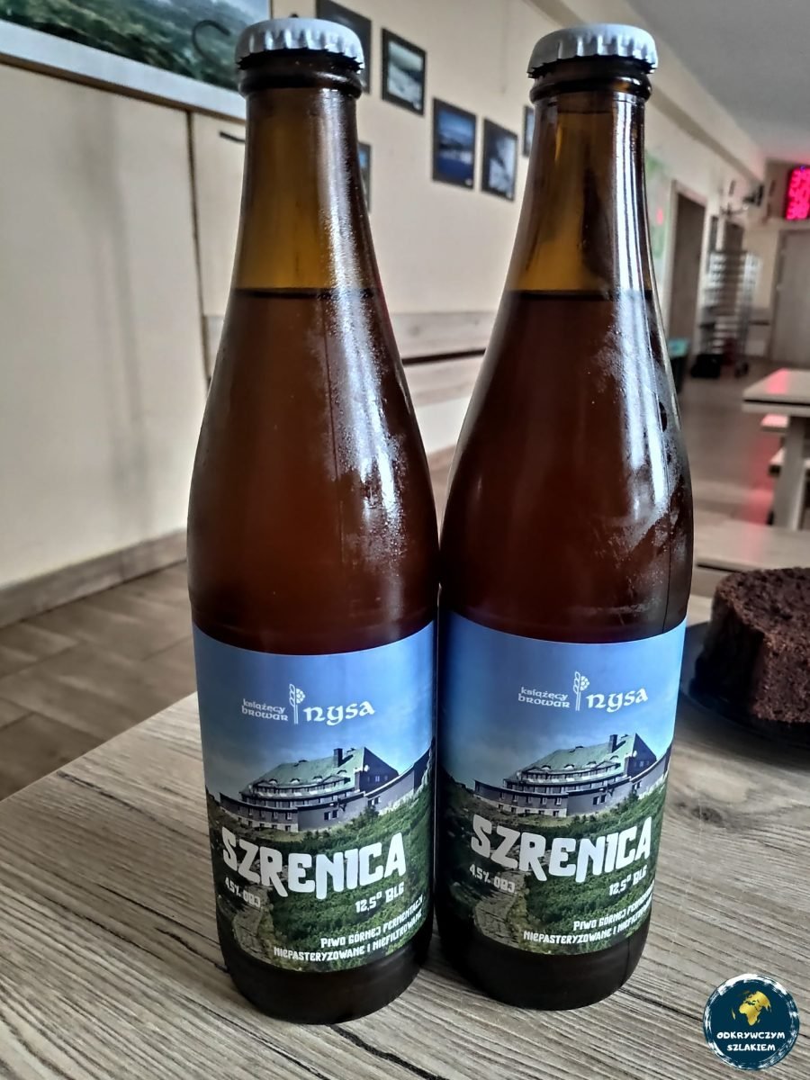 Butelki piwa „Szrenica” w schronisku na Szrenicy