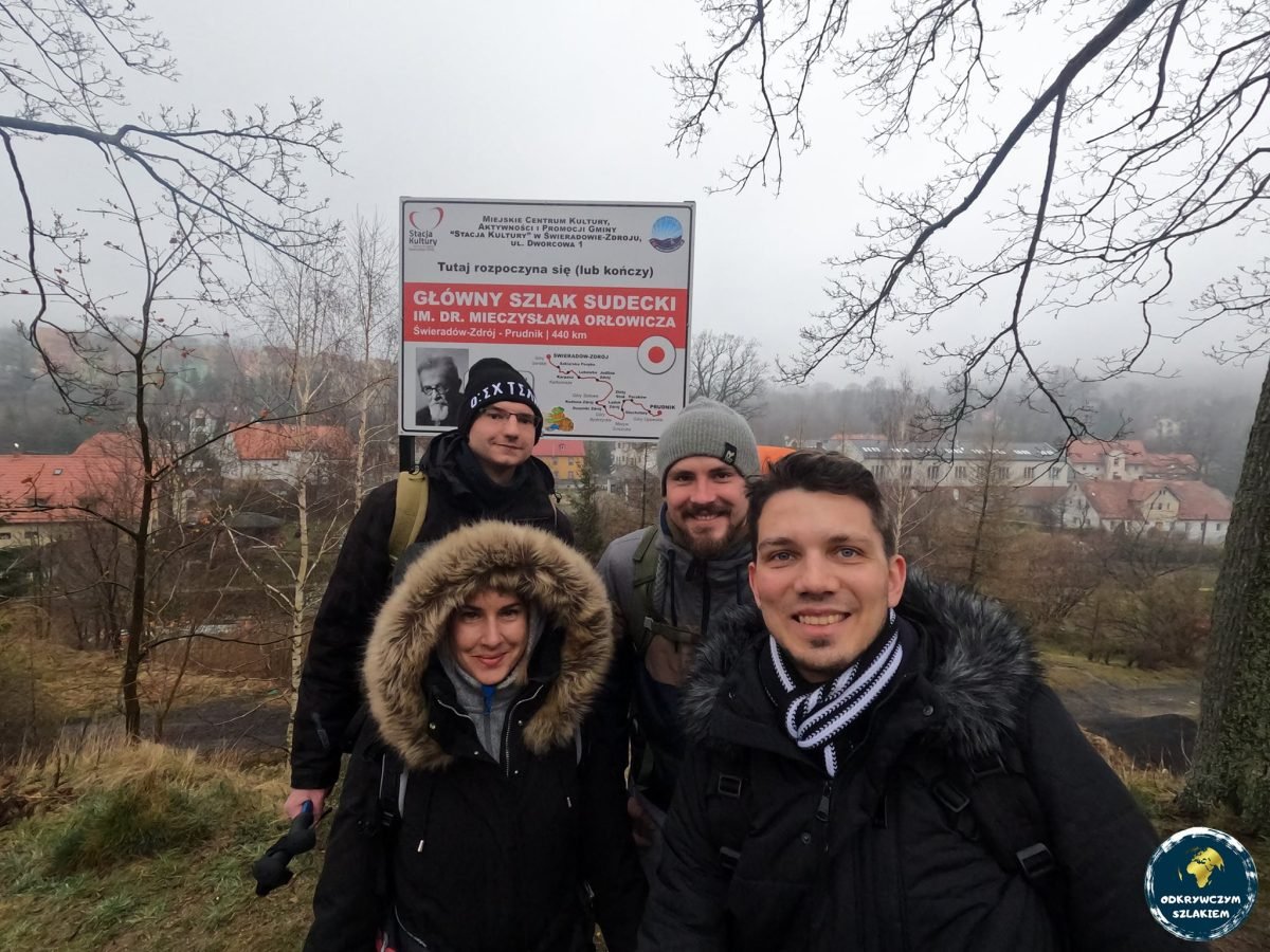Start Głównego Szlaku Sudeckiego w Świeradowie-Zdroju – tablica z przebiegiem szlaku