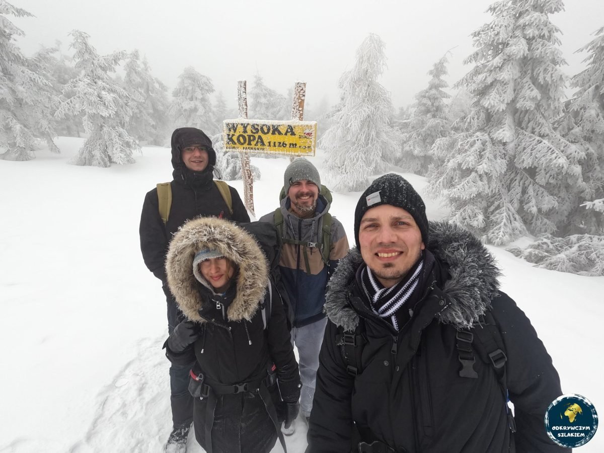 Na szczycie Wysokiej Kopy (1126 m), najwyższym w Górach Izerskich – tabliczka szczytu Korony Gór Polski