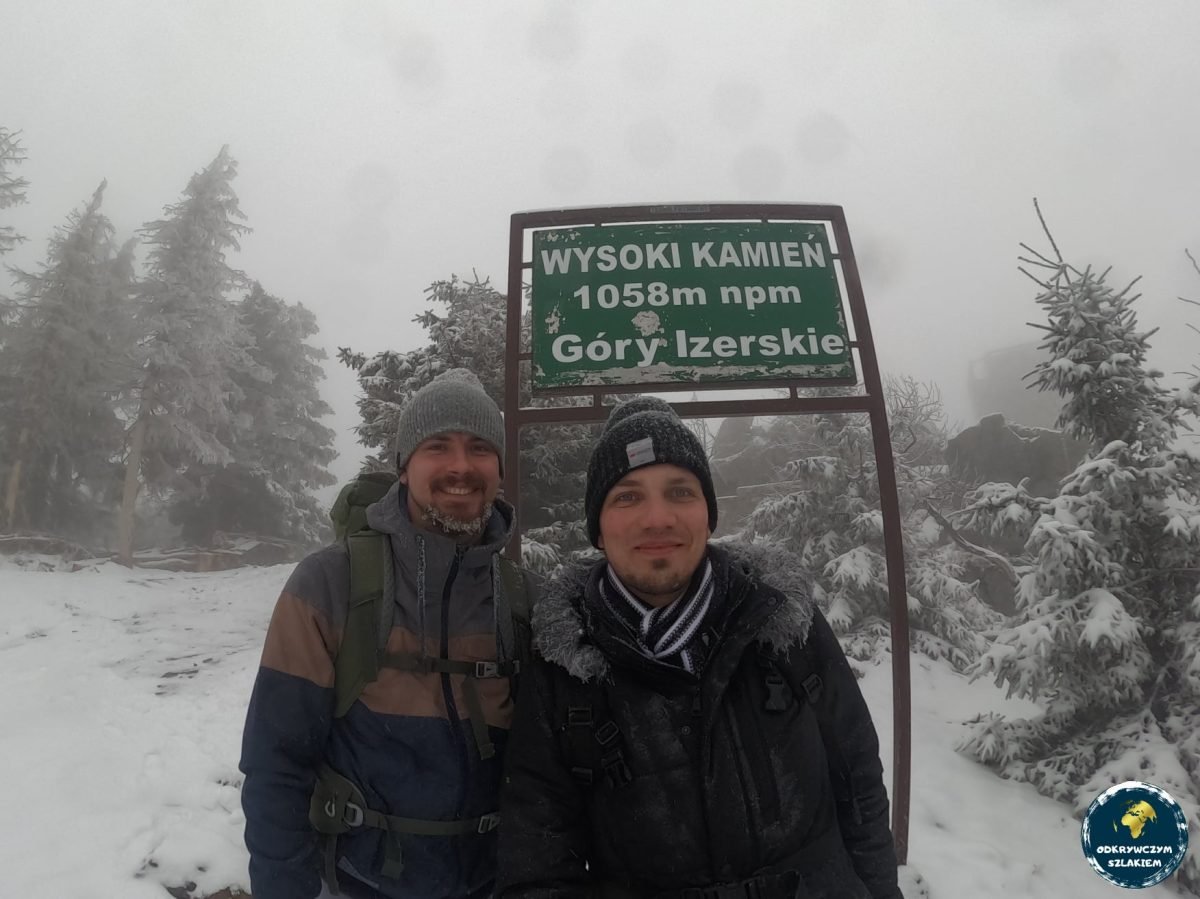 Na Wysokim Kamieniu (1058 m) w Górach Izerskich – tablica na szczycie