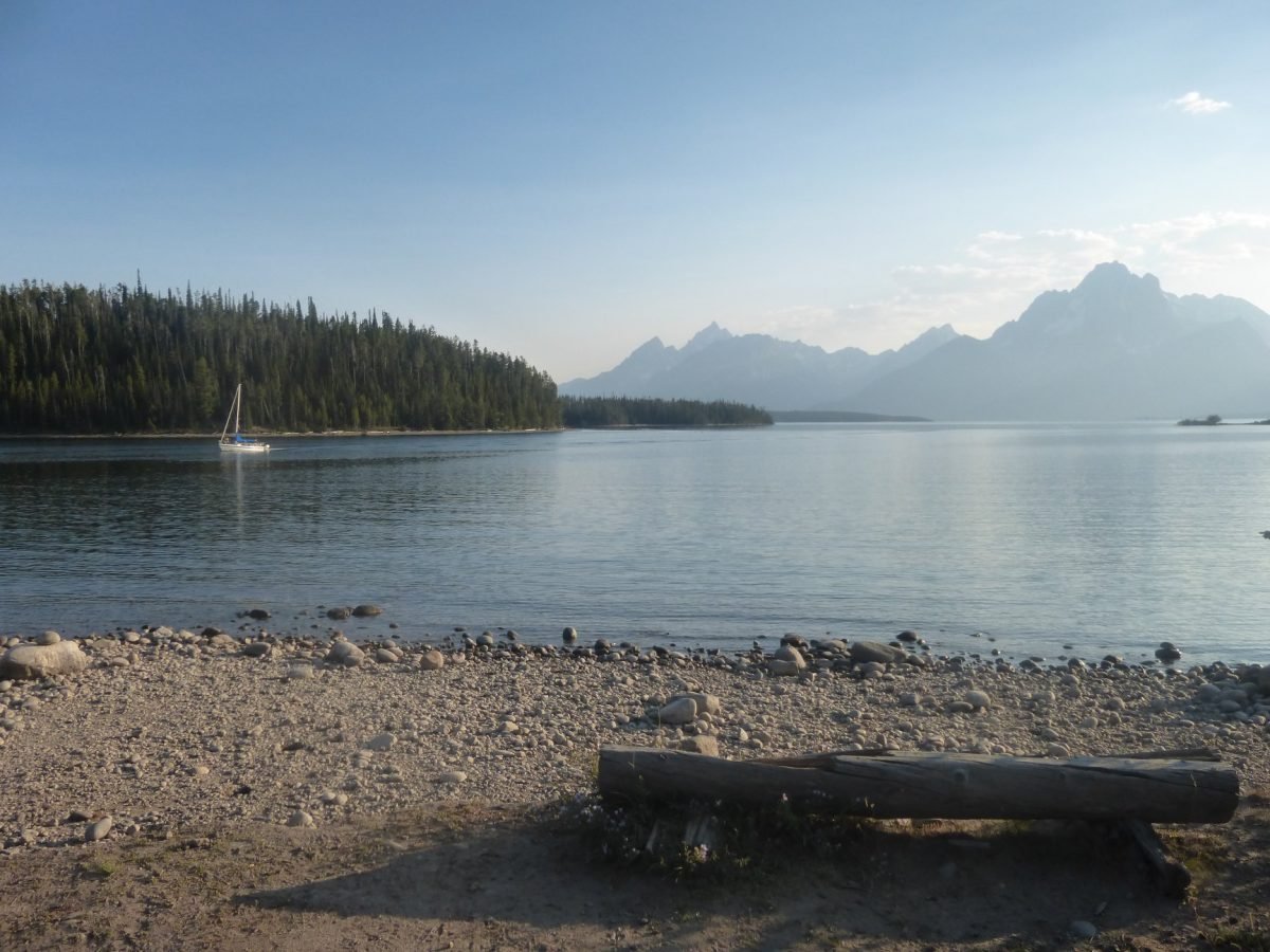 Szlak Colter Bay Lakeshore Trail nad jeziorem Jackson