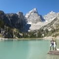 Delta Lake z turkusową wodą u stóp Grand Teton (4199 m)