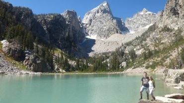 Delta Lake z turkusową wodą u stóp Grand Teton (4199 m)
