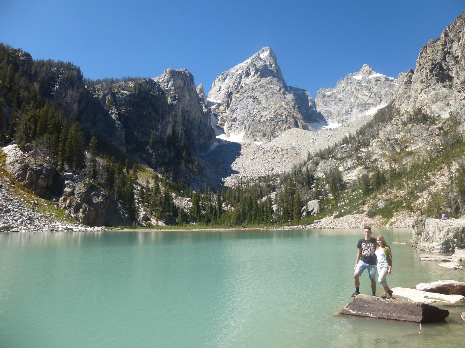 Delta Lake z turkusową wodą u stóp Grand Teton (4199 m)