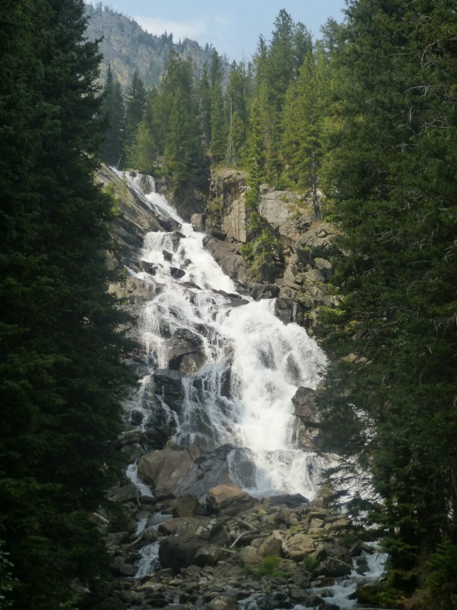 Wodospad Hidden Falls przy szlaku wokół Jenny Lake