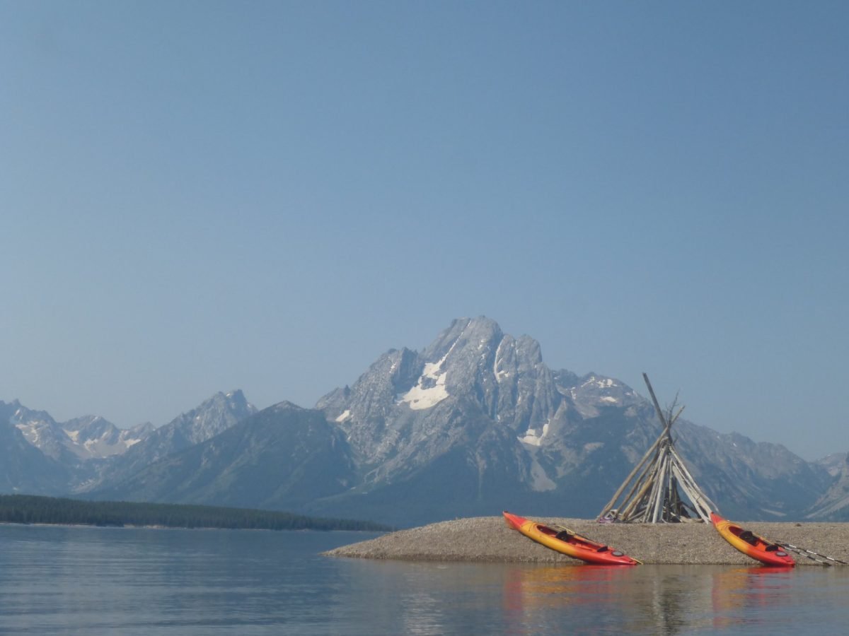 Kajaki na brzegu jeziora Jackson z widokiem na Grand Teton