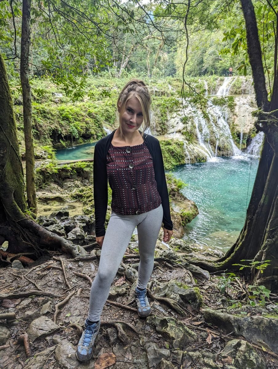 Przy turkusowym basenie Semuc Champey z małym wodospadem w tle