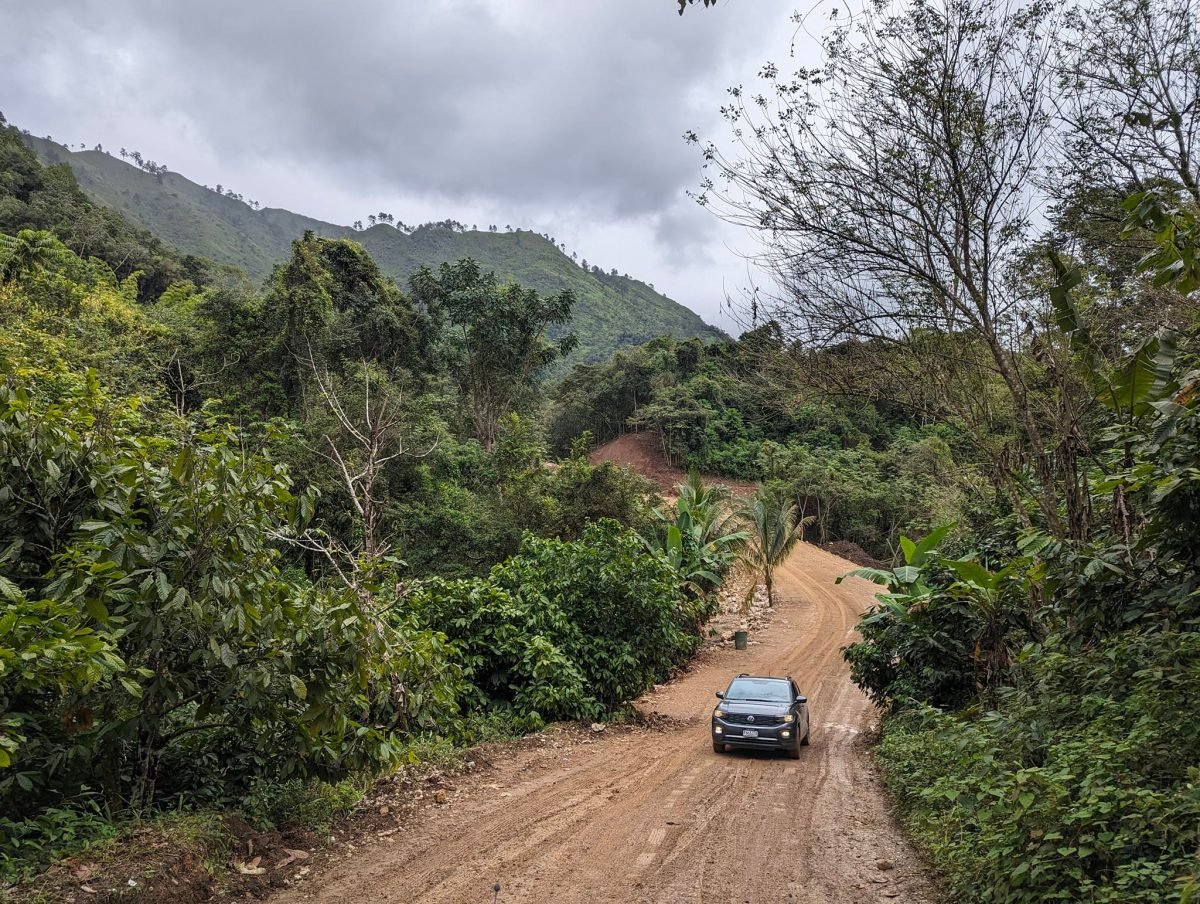 Szutrowa droga przez dżunglę z Lanquín do Semuc Champey