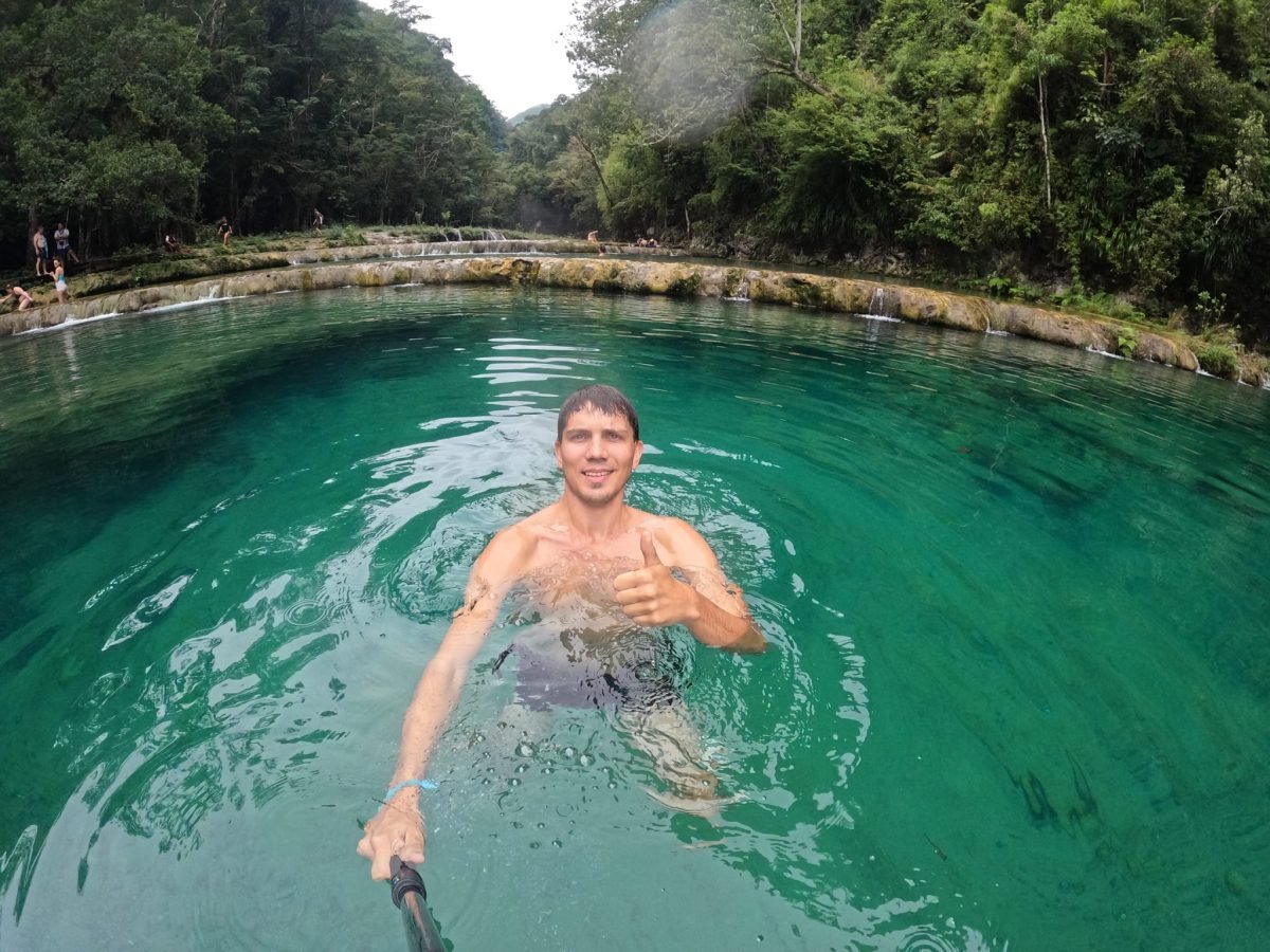 Kąpiel w głębokim turkusowym basenie Semuc Champey