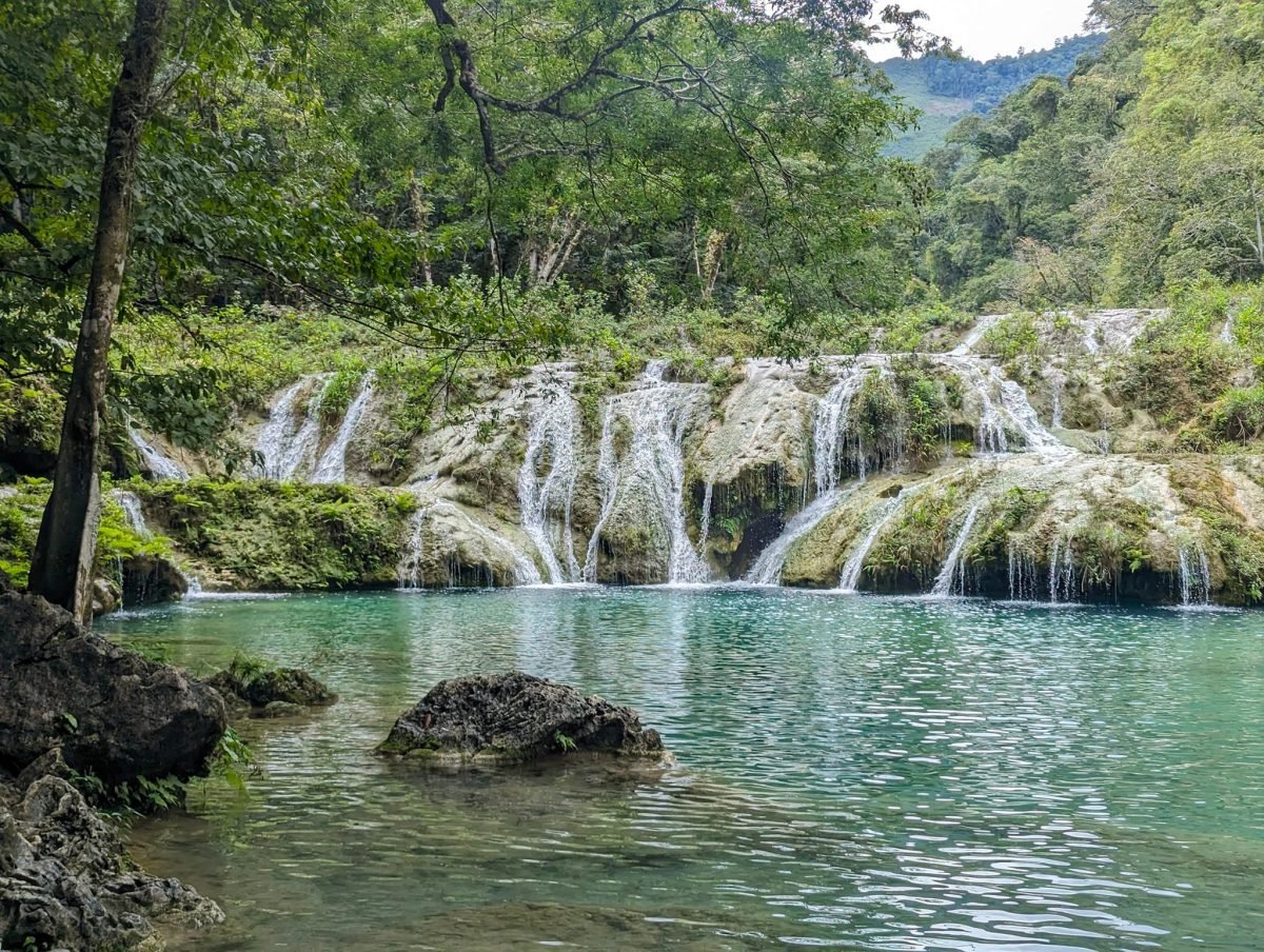 Turkusowe baseny Semuc Champey z kaskadami wody wśród dżungli