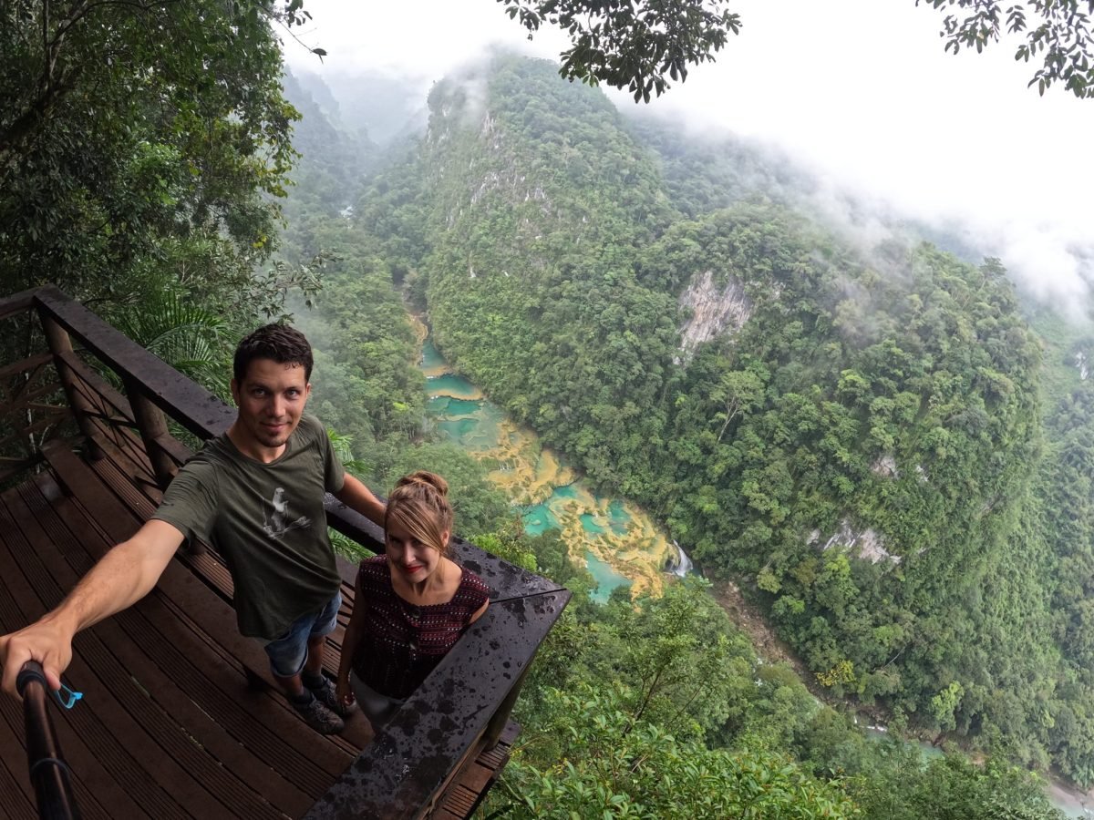 Na punkcie widokowym nad basenami Semuc Champey w dolinie rzeki Cahabón