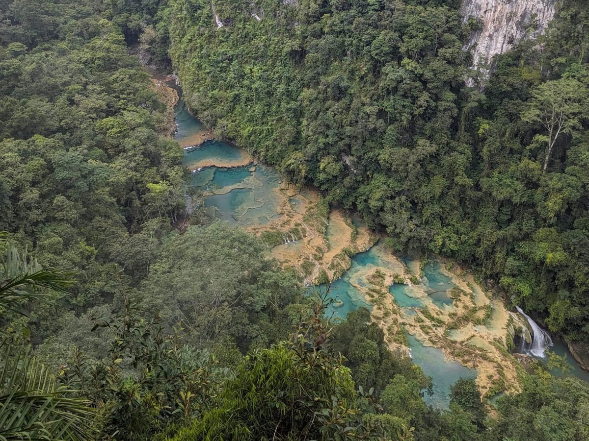 Turkusowe baseny Semuc Champey w dolinie rzeki Cahabón widziane z punktu widokowego