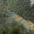 Turkusowe baseny Semuc Champey w dolinie rzeki Cahabón widziane z punktu widokowego