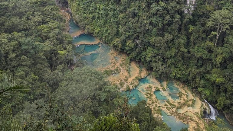 Turkusowe baseny Semuc Champey w dolinie rzeki Cahabón widziane z punktu widokowego