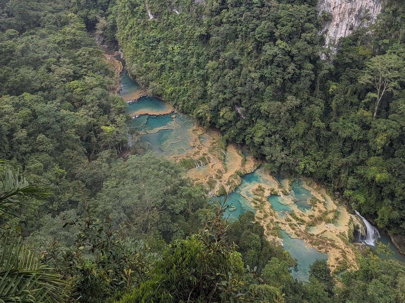 Turkusowe baseny Semuc Champey w dolinie rzeki Cahabón widziane z punktu widokowego