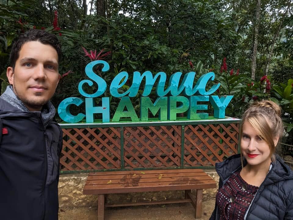 Przy kolorowym napisie Semuc Champey przy wejściu