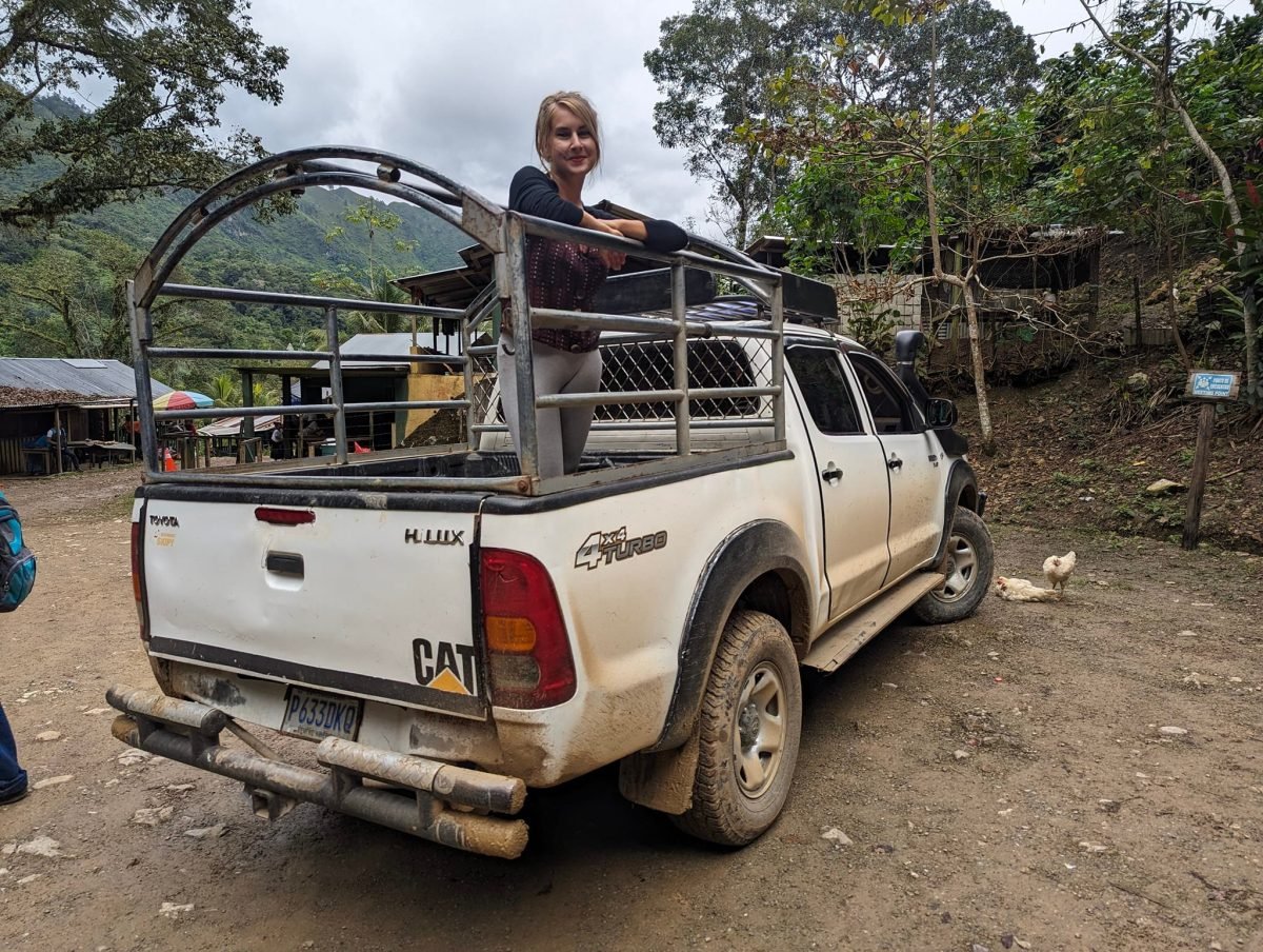 Pickup z barierką na pace – transport z Lanquín do Semuc Champey