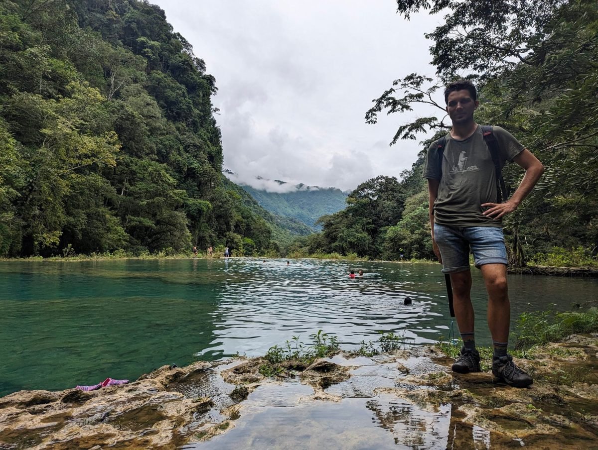 Nad największym basenem Semuc Champey, w tle dolina rzeki Cahabón