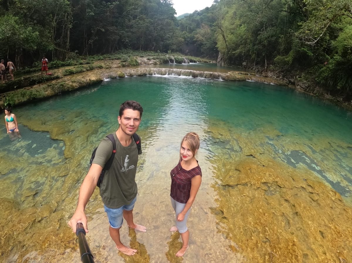 W płytkiej części turkusowego basenu Semuc Champey