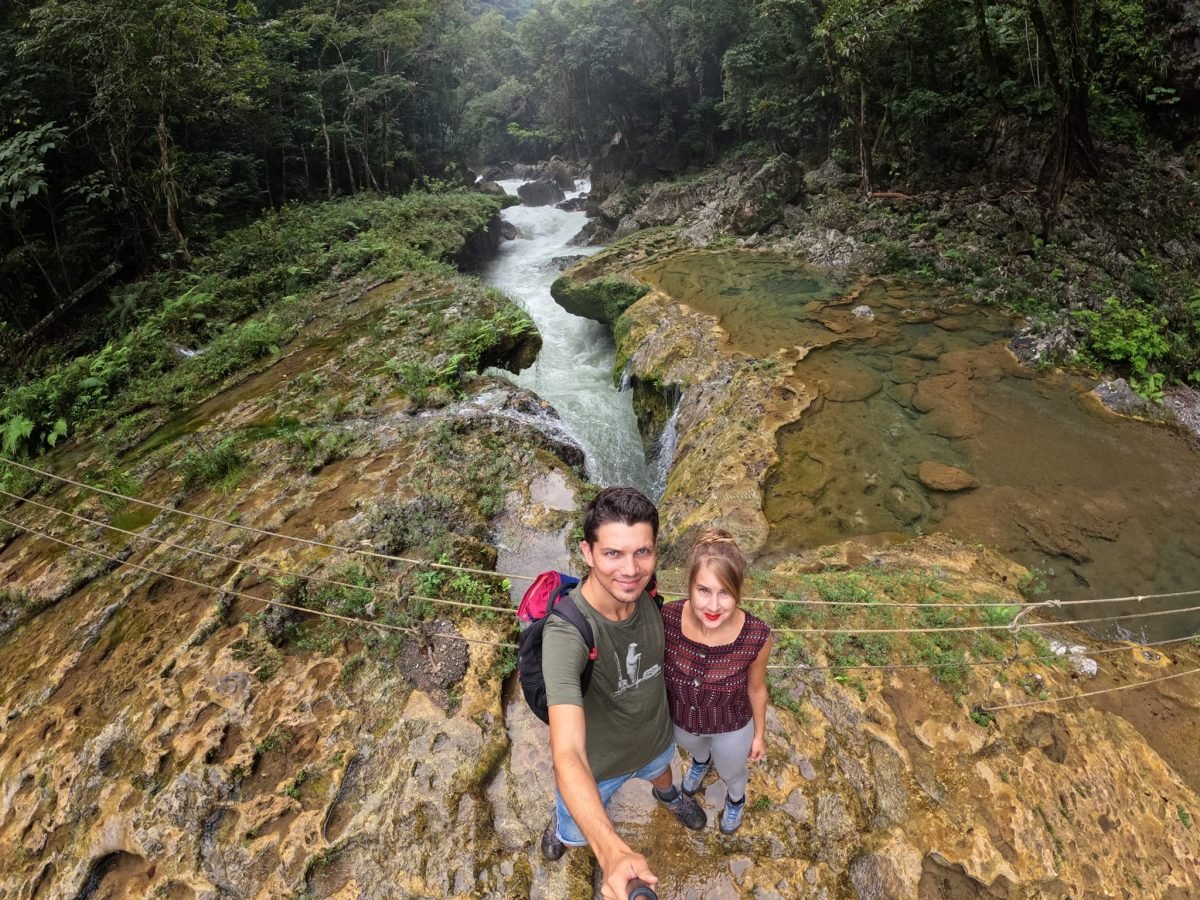 Nad kaskadami wapiennych basenów Semuc Champey