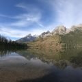 Las cumbres nevadas de la cordillera Teton reflejadas en las aguas tranquilas de String Lake, en el Parque Nacional Grand Teton
