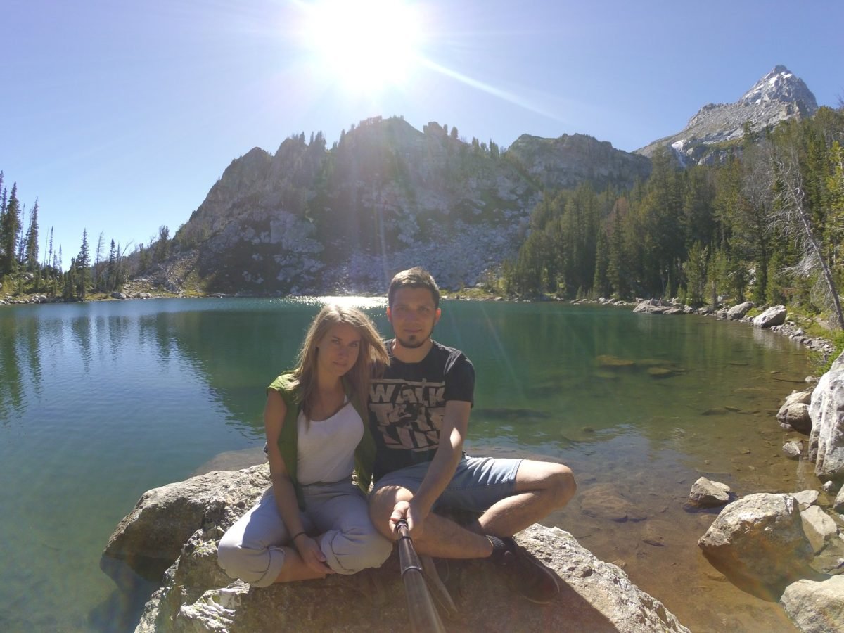 Nad jeziorem Surprise Lake (2920 m) na szlaku do Amphitheater Lake w Parku Narodowym Grand Teton