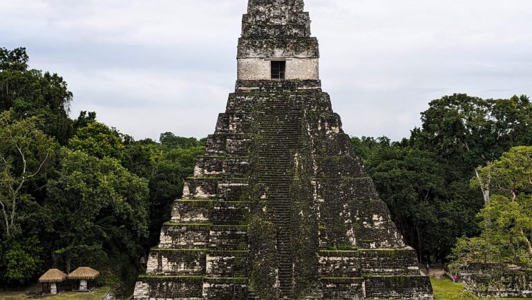 Świątynia Wielkiego Jaguara na Wielkim Placu w Tikál