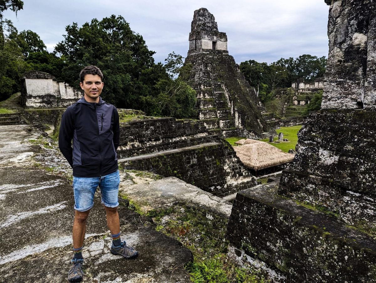 Wśród ruin Akropolu Północnego w Tikál, w tle piramida