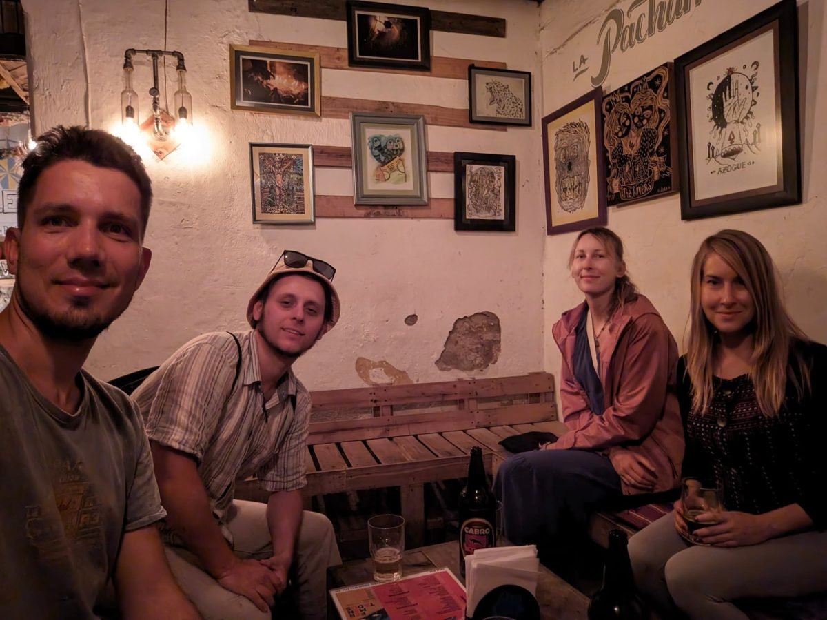 Wieczór z Alicją i Michałem w barze w Antigua Guatemala