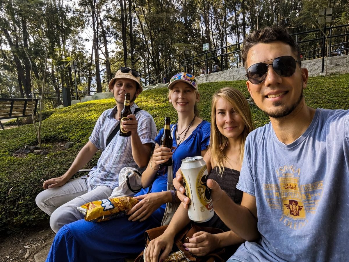 Z Alicją i Michałem na trawie pod drzewami w Antigua Guatemala