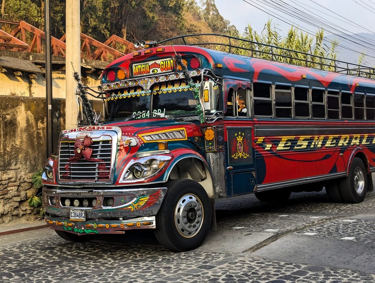 Kolorowy chicken bus – przerobiony amerykański autobus szkolny – na brukowanej ulicy w Antigua Guatemala