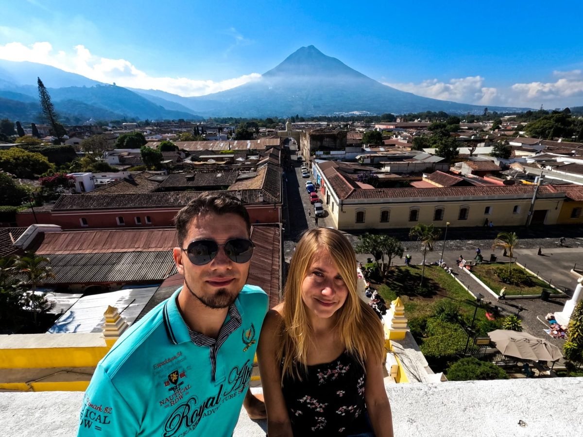 Na dachu ponad Antigua Guatemala, w tle miasto i wulkan Agua
