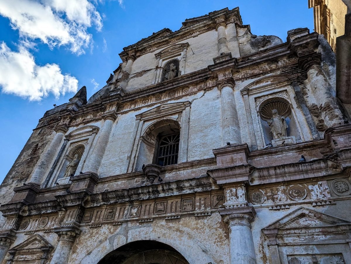 Zniszczona przez trzęsienia ziemi barokowa fasada kościoła z figurami świętych w niszach, Antigua Guatemala