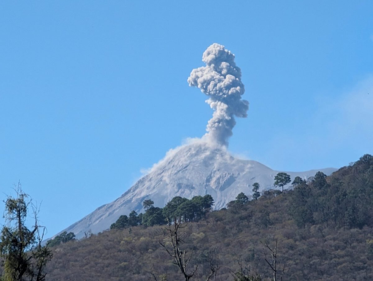 Wulkan Fuego wyrzuca słup popiołu – widok z Antigua Guatemala