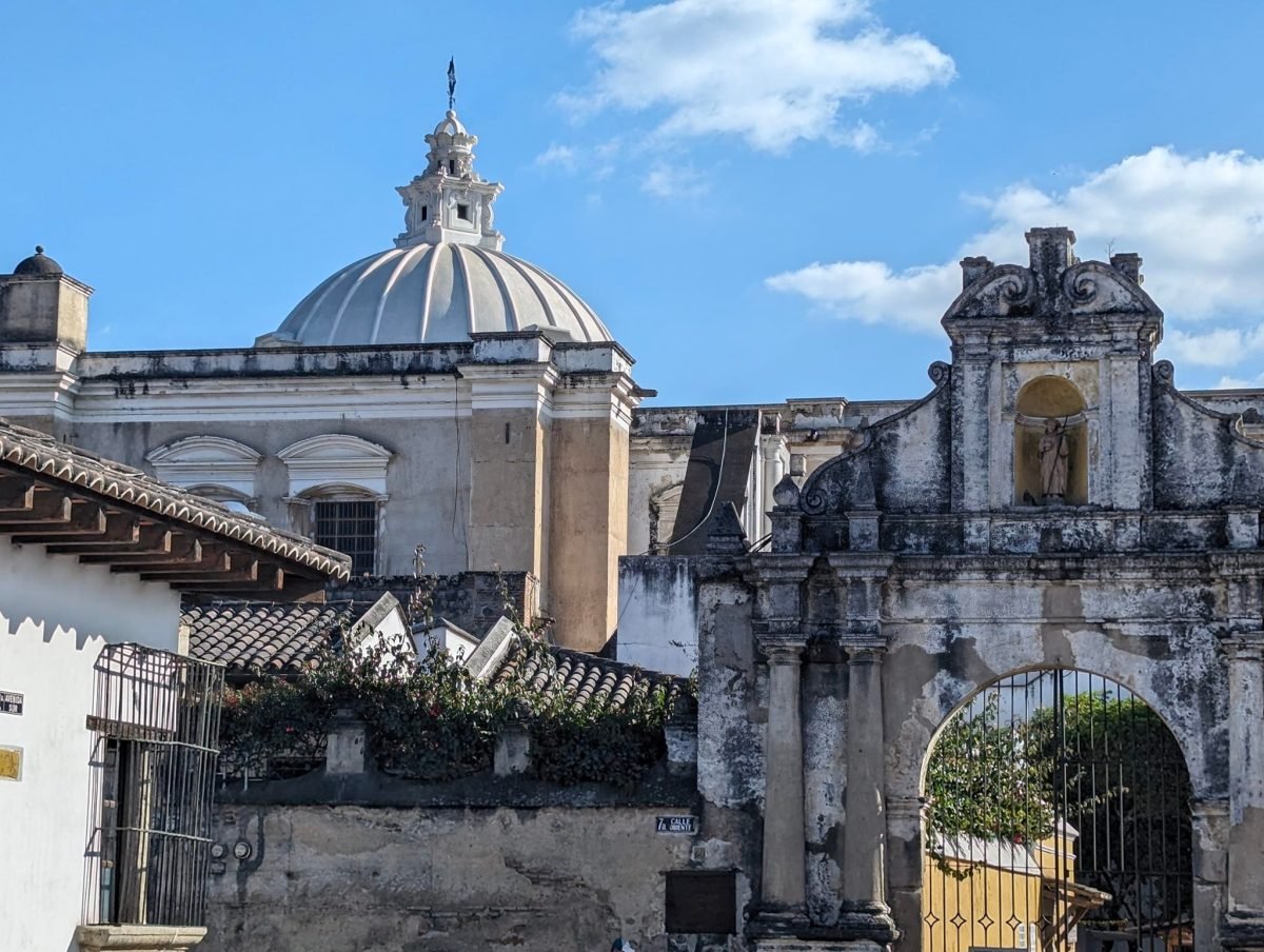Kopuła kościoła i barokowa brama przy 7a Calle Oriente w Antigua Guatemala
