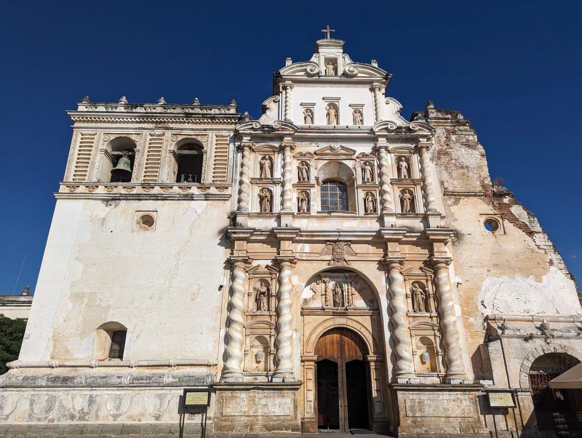 Biała barokowa fasada kościoła z bogatymi sztukateriami w Antigua Guatemala