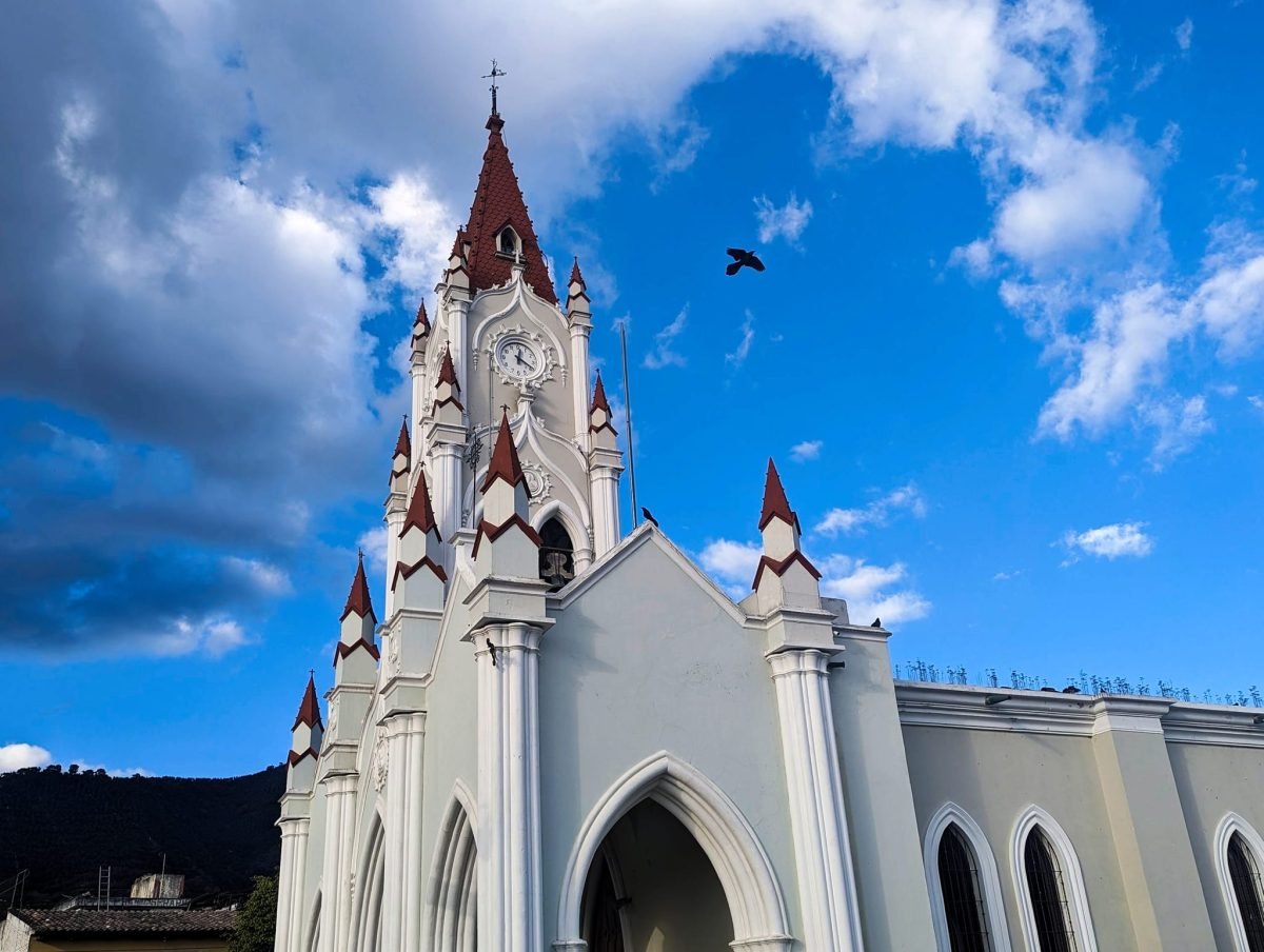 Biały neogotycki kościół na tle błękitnego nieba w okolicy Antigua Guatemala