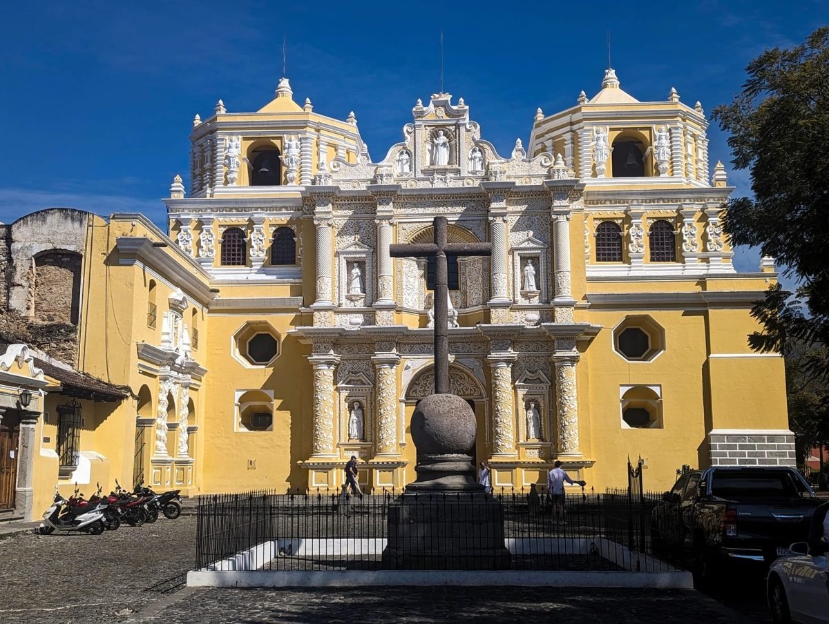 Żółta, bogato zdobiona fasada kościoła La Merced w Antigua Guatemala