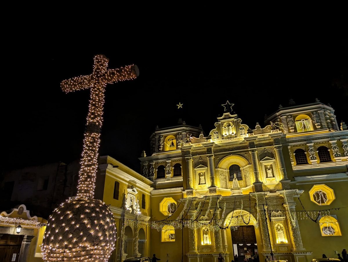 Podświetlony nocą kościół La Merced i świetlny krzyż na placu przed nim
