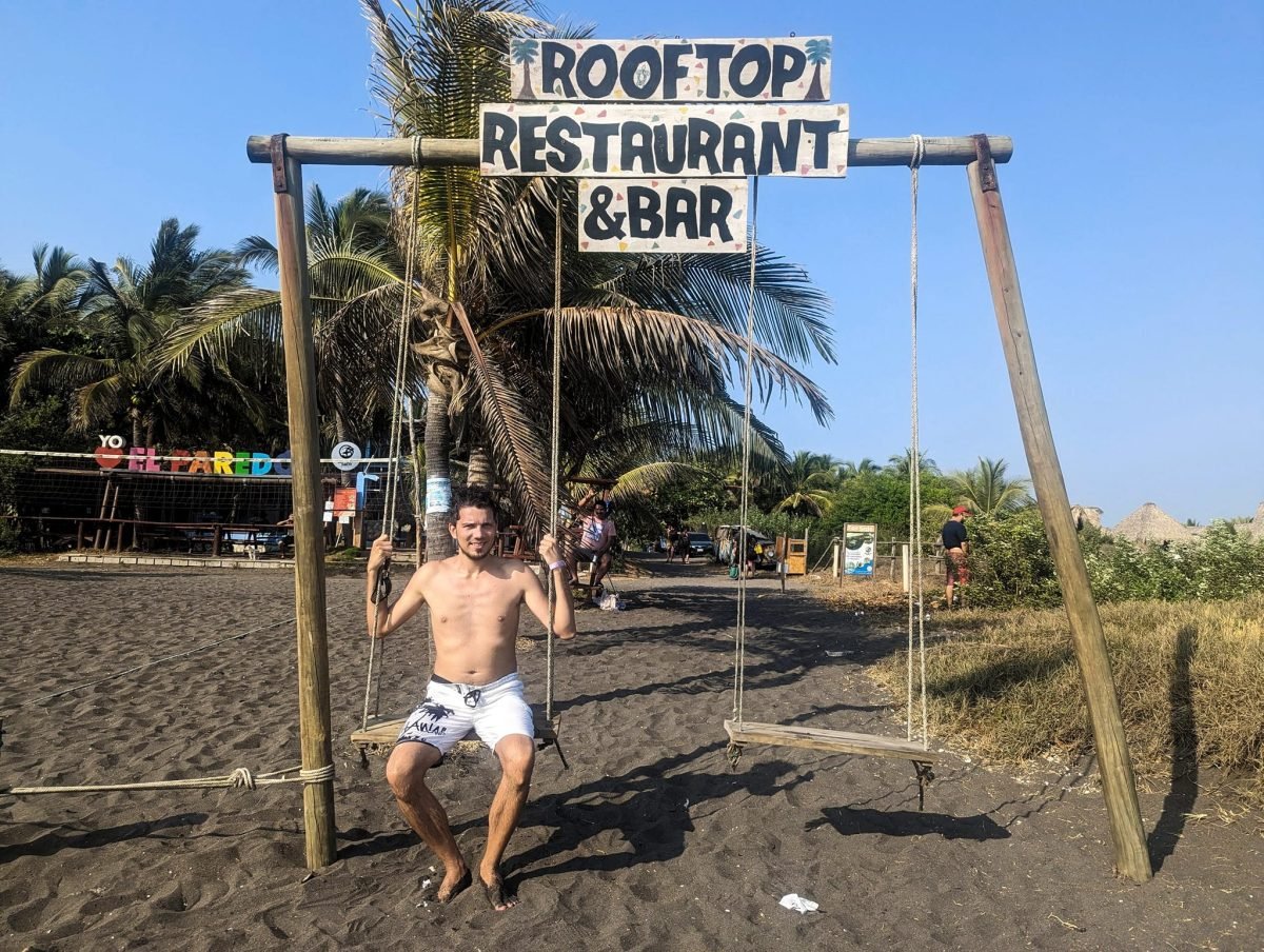 Na huśtawce na czarnej plaży przed barem w El Paredón
