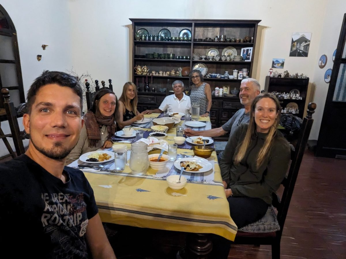 Kolacja z gospodarzami i innymi studentami w domu gwatemalskiej rodziny w Antigua Guatemala