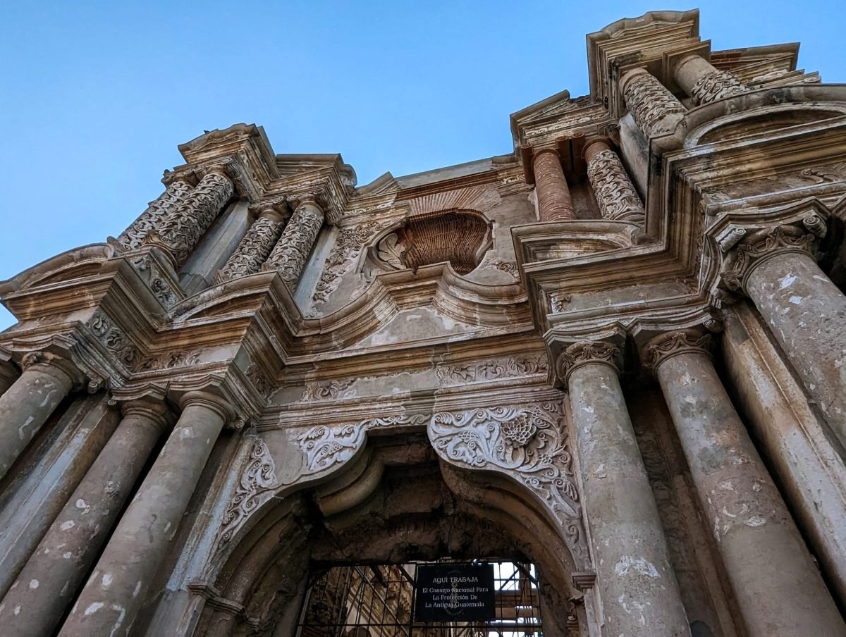 Popękana barokowa fasada z kolumnami i pustymi niszami w ruinach kościoła w Antigua Guatemala