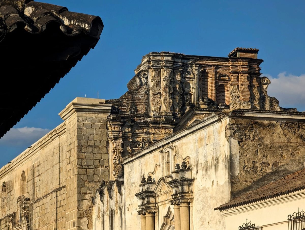 Masywne, popękane mury barokowej ruiny kościoła w Antigua Guatemala
