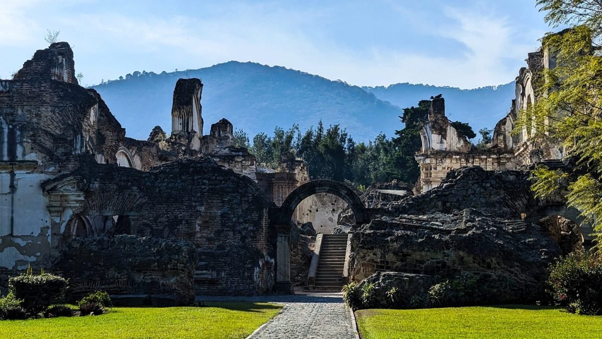 Ruiny kościoła i klasztoru w Antigua Guatemala, a za nimi zalesione góry